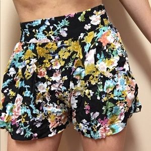 Tiny, but classy semi high waist shorts!